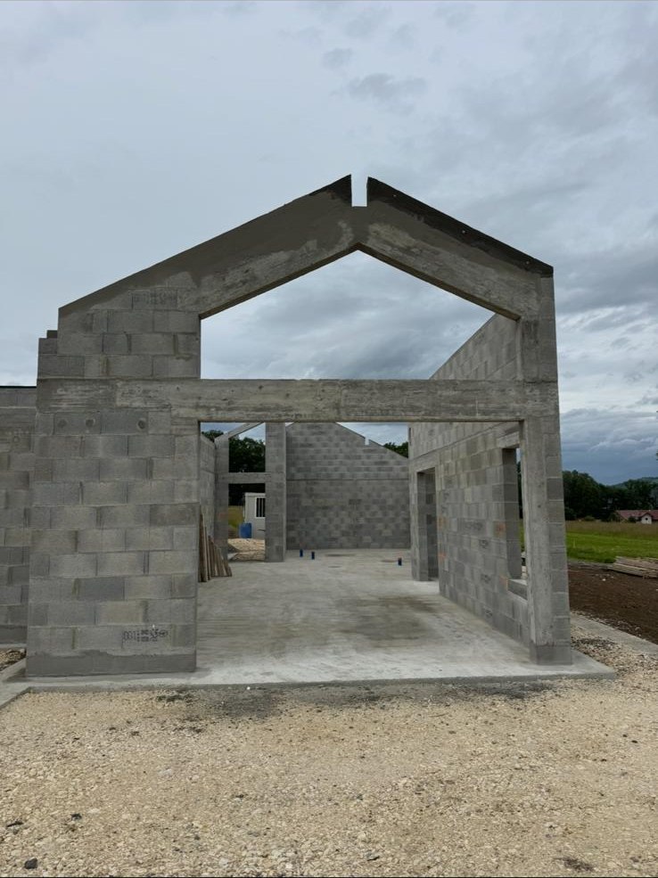 Étape 1 - Gros oeuvre : élévation des murs en parpaings et pignon en béton armé d'une maison neuve, Savoie