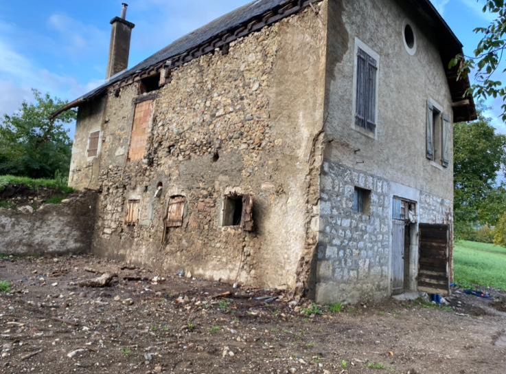 Vieille bâtisse en pierre avant reprise des fondations et du gros oeuvre, Savoie