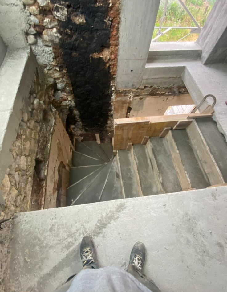 Escalier béton construit sur-mesure dans une rénovation, Savoie