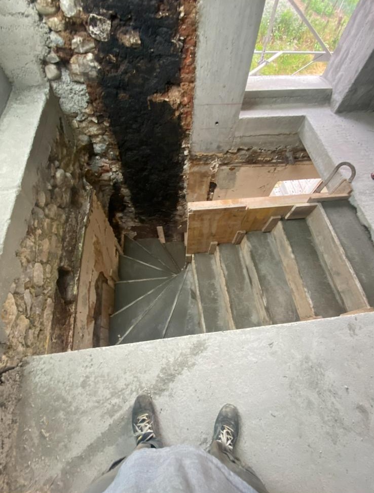Élévation des murs en maçonnerie et dalle béton fraîchement coulée sur un chantier de construction, Savoie