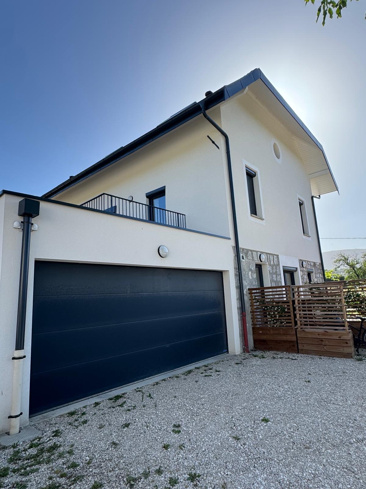 Maison neuve avec garage terminée par AD'M Construction près de Chambéry