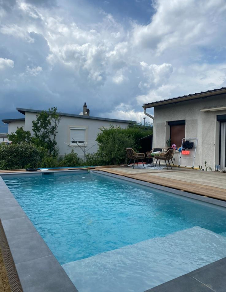 Piscine maçonnée terminée avec sa terrasse bois, construite par AD'M Construction en Savoie