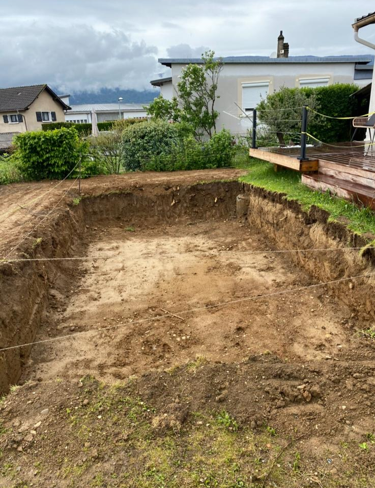 Avant : fouille creusée pour la réalisation d'un bassin, terrassement en Savoie