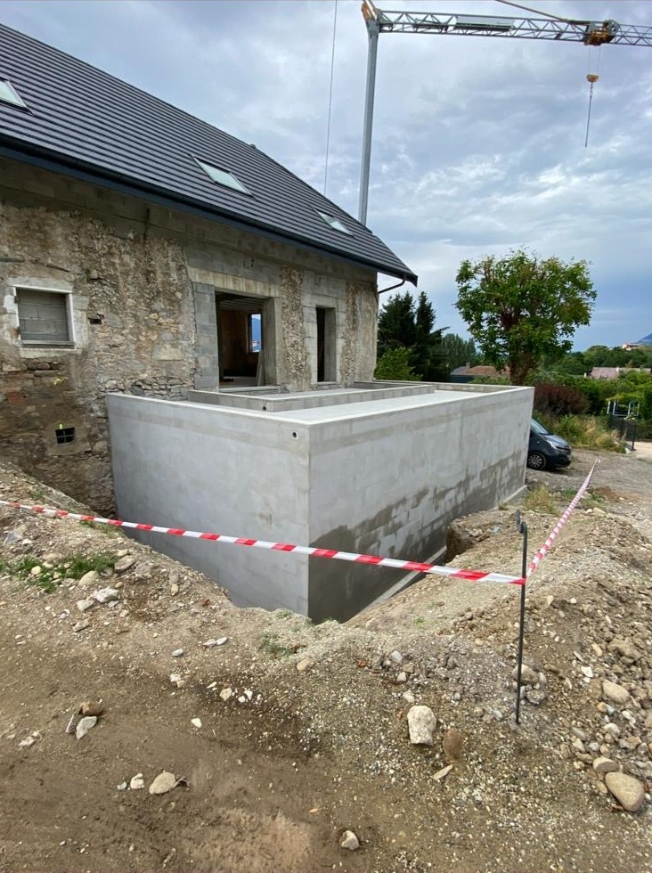 Après : ouvrage béton coulé sur le terrain préparé, chantier en Savoie