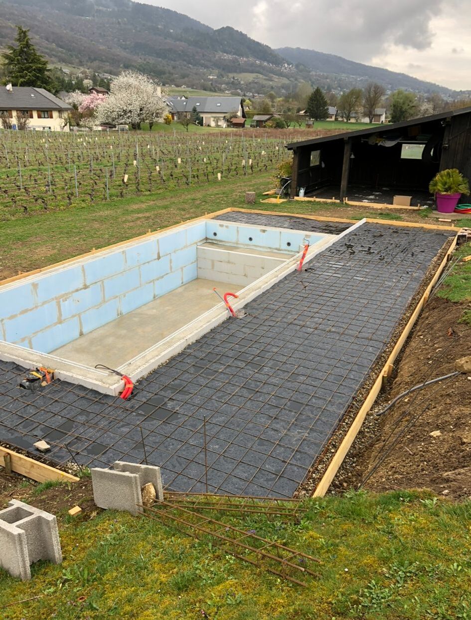 Piscine maçonnée en construction : bassin banché et ferraillage de la plage avant coulage, Savoie
