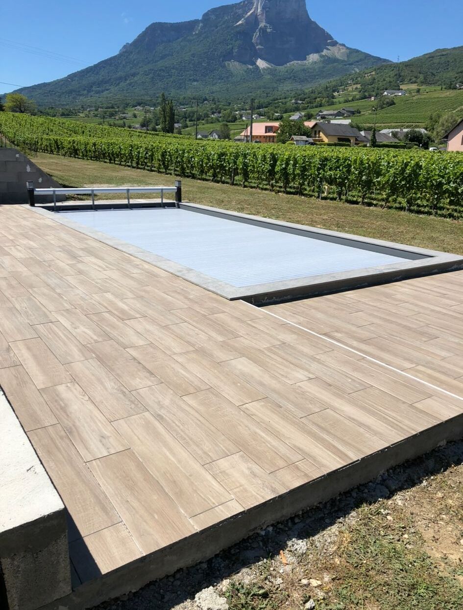 Après : piscine livrée avec sa terrasse, vue sur le Mont Granier en Savoie