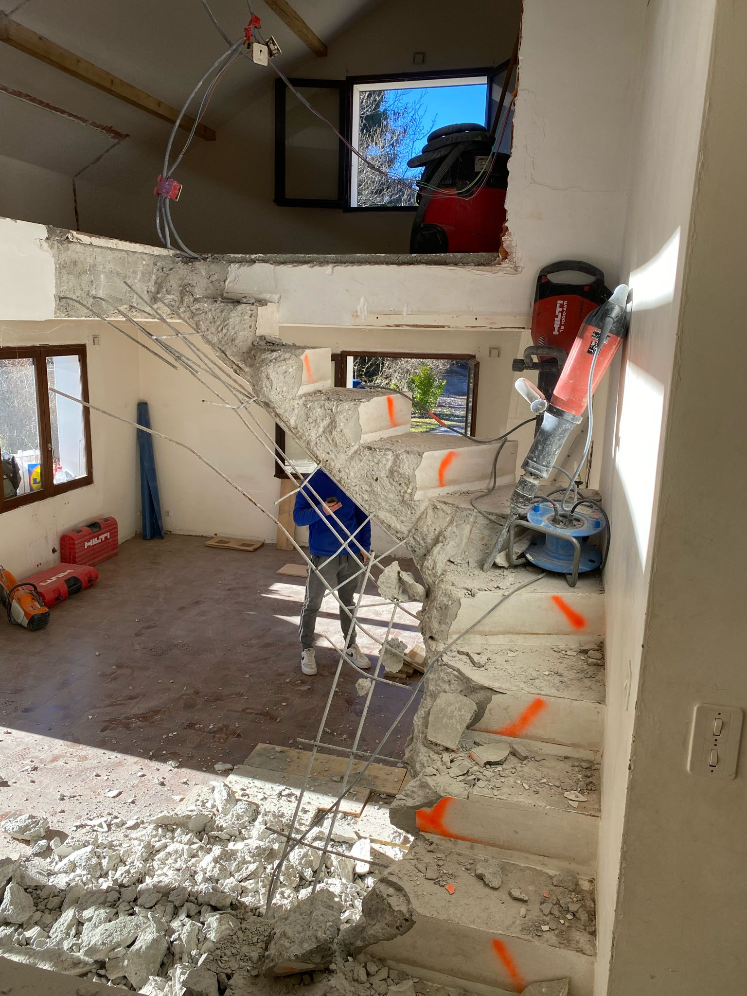 Escalier en béton armé coulé sur-mesure pendant le chantier de rénovation, Savoie
